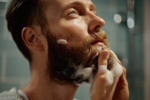 Escolhendo o melhor shampoo para barba: dicas para manter os fios limpos, hidratados e livres de oleosidade